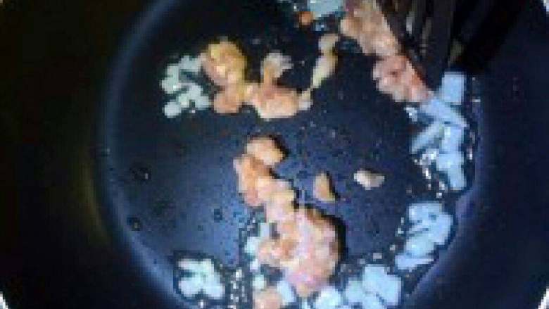 日式蛋包饭~,洋葱爆锅!加入鸡肉丁炒炒~