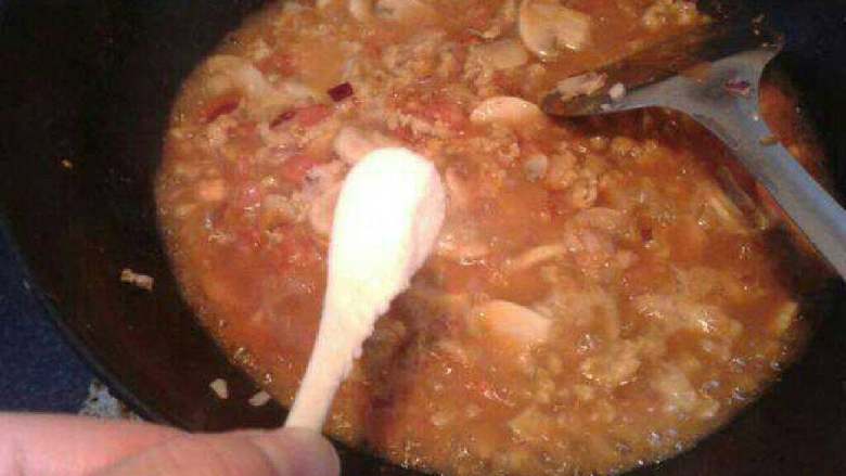 【蘑菇肉酱意大利面】,接着放入肉酱,滚开后加一勺盐。