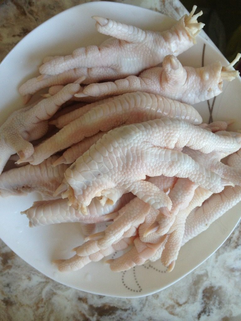 红烧鸡爪,如图，<a style='color:red;display:inline-block;' href='/shicai/ 89'>鸡爪</a>洗干净