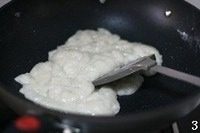 老婆饼(椰蓉馅),立刻倒入全部的糯米粉,快速搅匀,使糯米粉和水完全混合,成为粘稠的馅状。关火