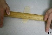 老婆饼(椰蓉馅),
卷好的面团旋转90度,再次擀开成长椭圆形(这次的长椭圆形会比第一次更长)