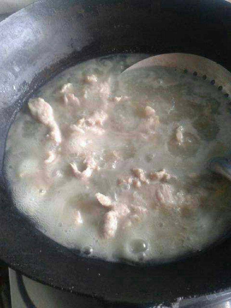 麻辣香锅,把<a style='color:red;display:inline-block;' href='/shicai/ 429'>瘦肉</a>先放锅里煮熟，再加入其他菜烫熟