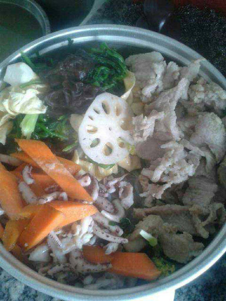 麻辣香锅,把所有的菜煮好捞起装盘。