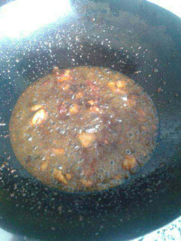 麻辣香锅,热锅放油，放<a style='color:red;display:inline-block;' href='/shicai/ 5506'>麻油</a>和蒜瓣 再放火锅料炒出红油。