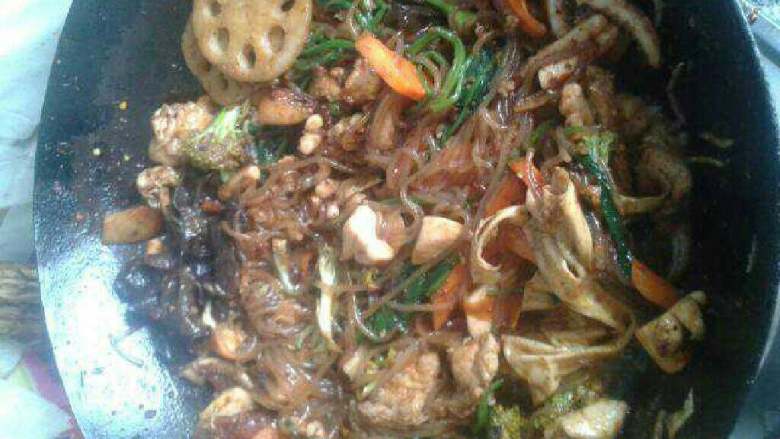 麻辣香锅,再放点酱油，倒入菜翻炒，淋上麻油出锅。