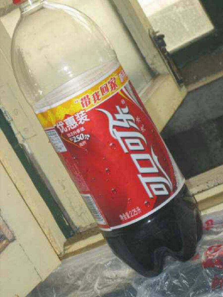 【可乐鸡翅】,鸡翅下锅，煎至表面稍黄，加入两勺的生抽，翻炒一小会儿