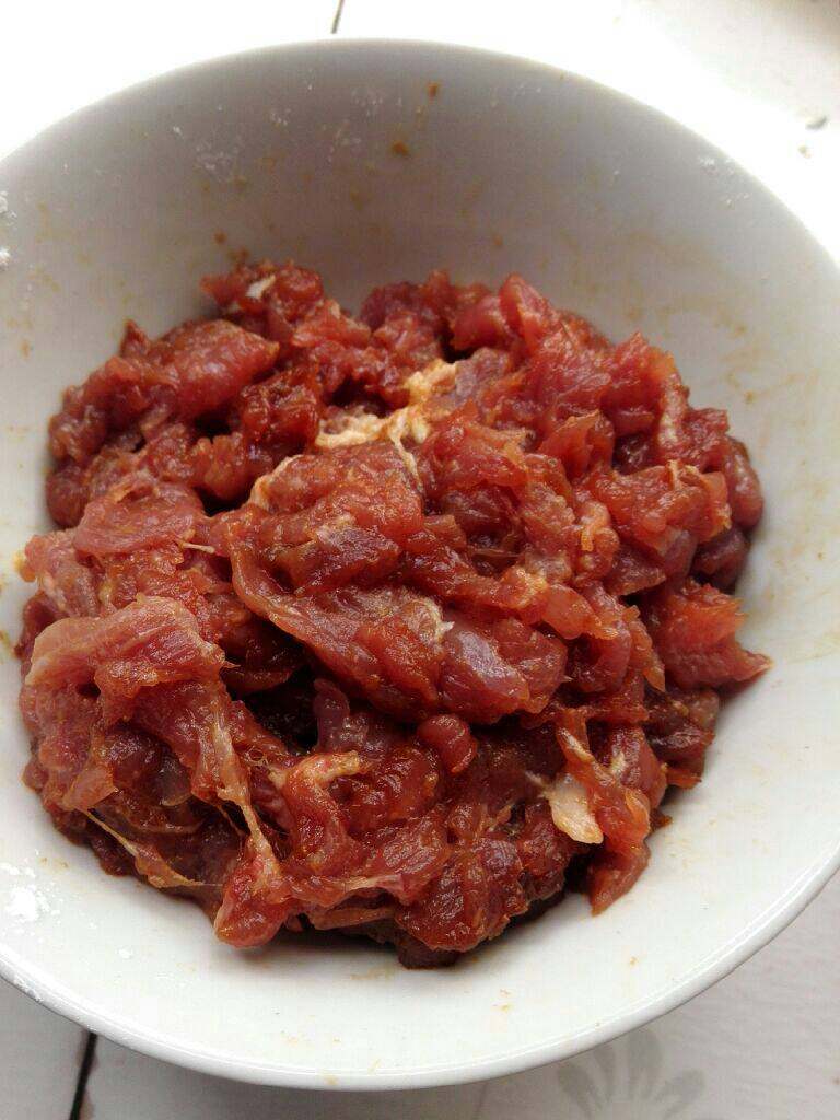 简易版的小炒肉,肉切片用盐,老抽,生抽还有淀粉拌匀