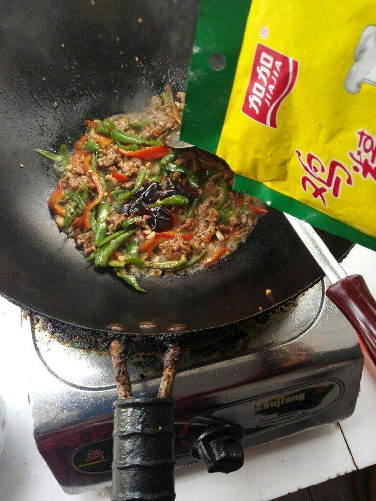 简易版的小炒肉,加点鸡精炒匀即可盛起来