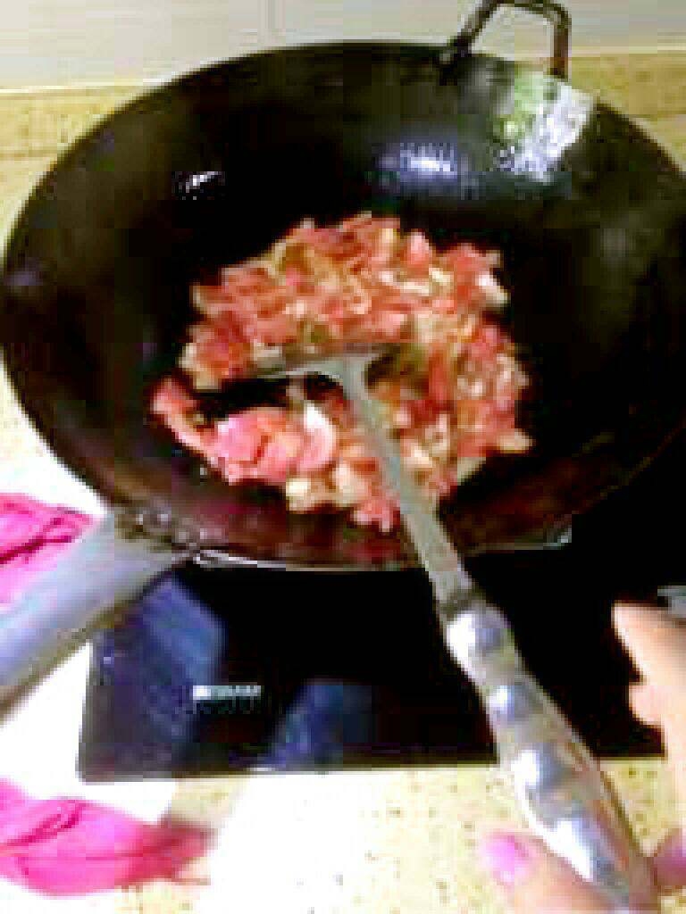 意大利面,热锅放入番茄丁翻炒