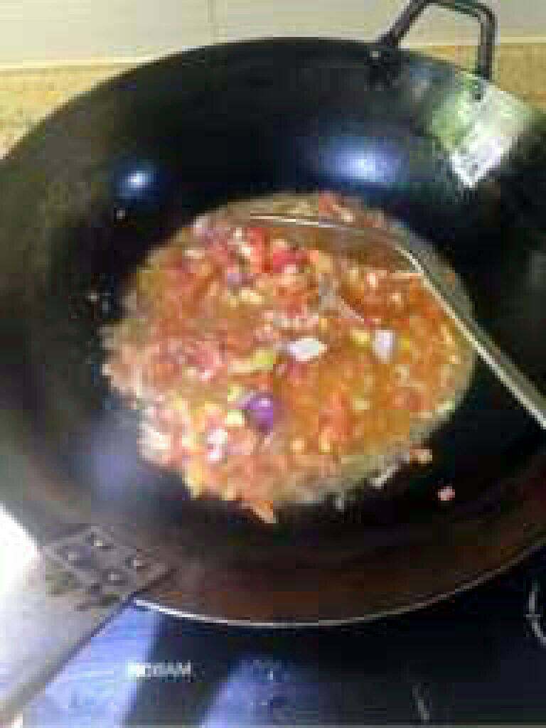 意大利面,倒入洋葱翻炒出水