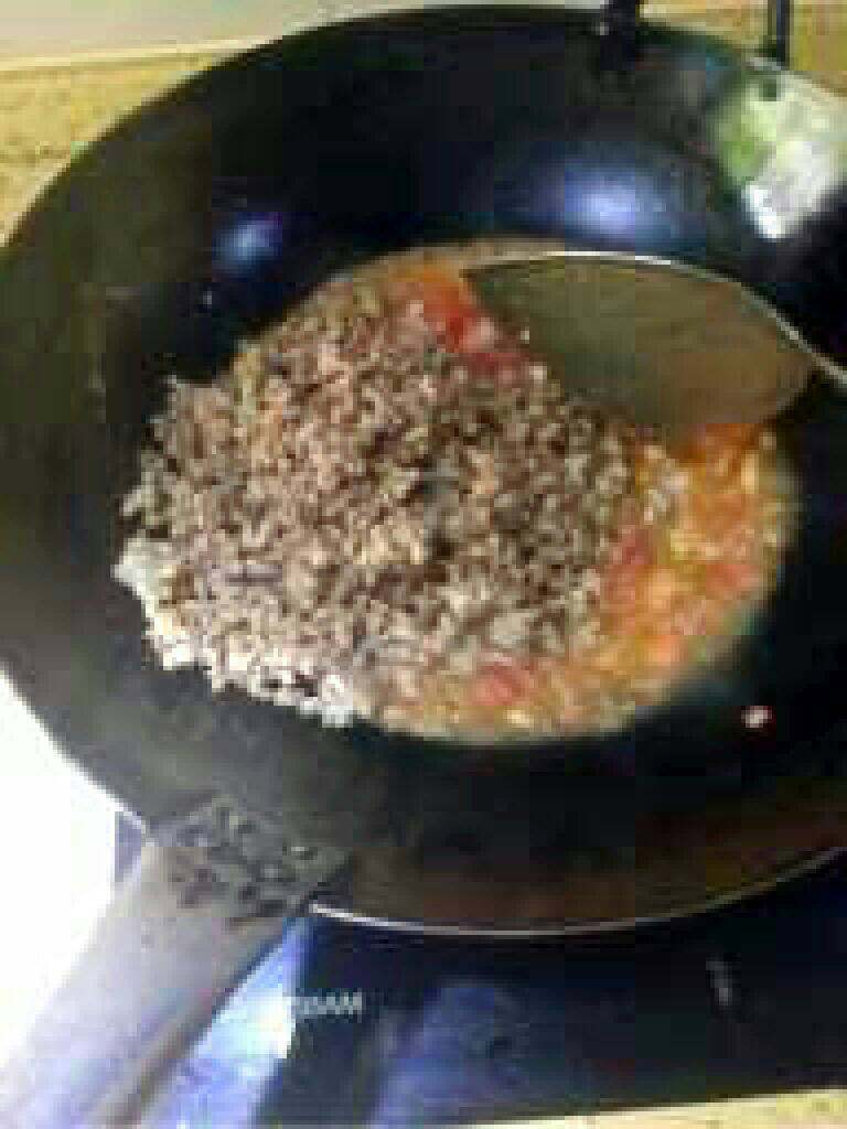 意大利面,加入肉末炒到水干