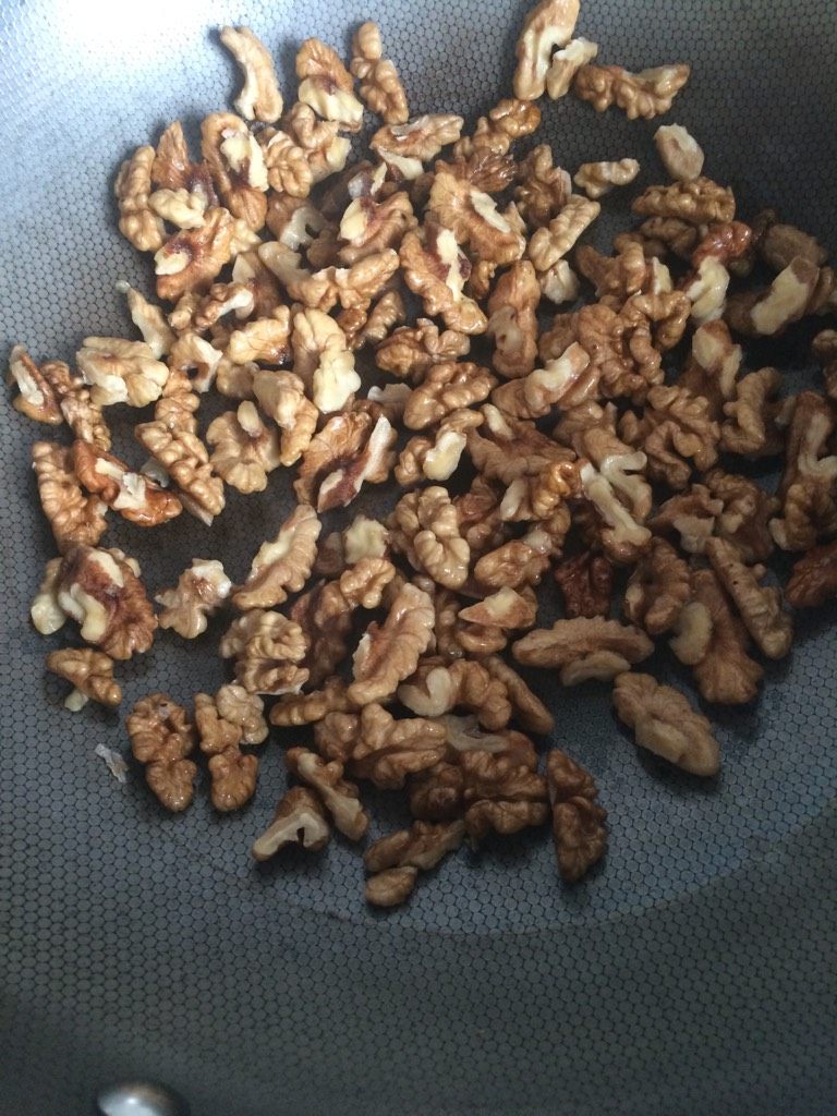 琥珀桃仁,如图将剥好的核桃仁放入煮沸的开水里焯水,水开后再煮两分钟,一个作用是去掉表面的杂质,最主要的目的是去掉苦涩味,焯好了捞出控干水分