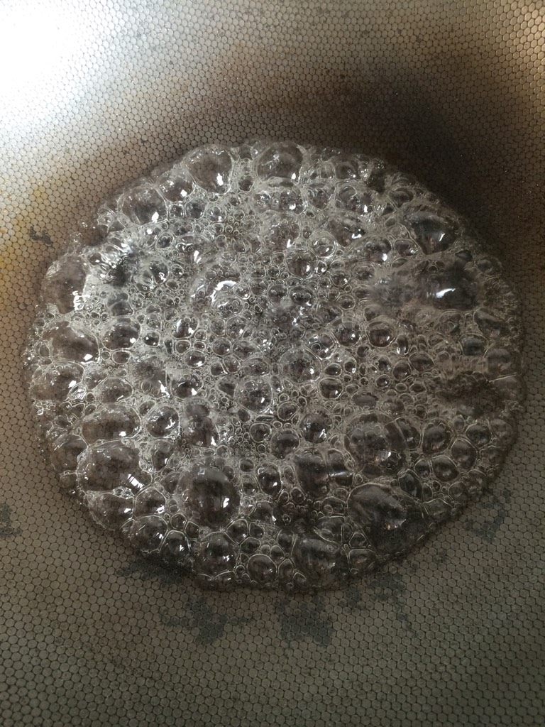 琥珀桃仁,如图熬糖,炒锅洗干净,加入100毫升水,加入白糖,小火熬制,熬到泡泡变多,糖有点儿变黄,用铲子沾一下拿起来能成条状滴下即可