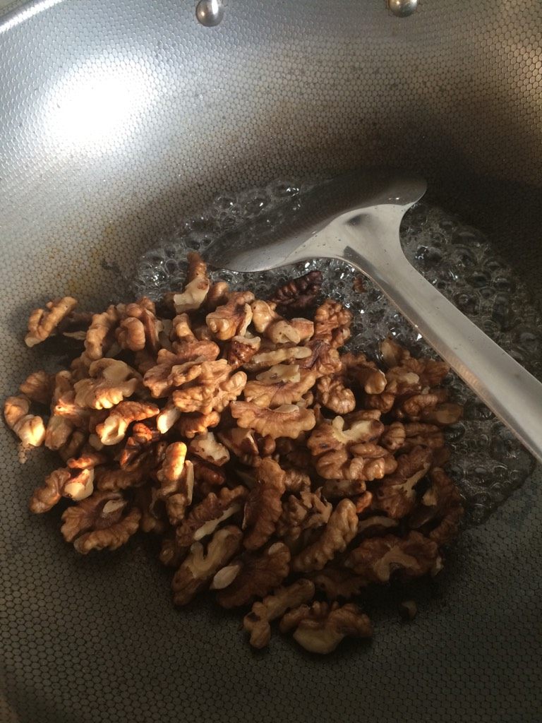 琥珀桃仁,如图下烤好的核桃仁,翻炒均匀