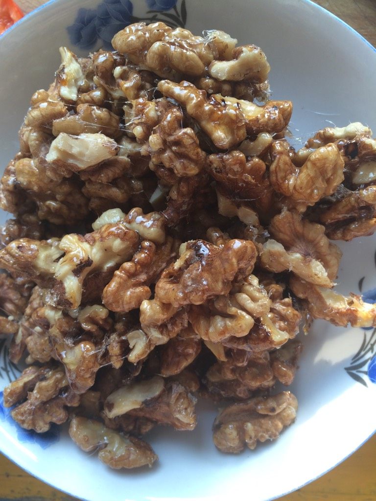 琥珀桃仁,如图盛出晾凉,在还有余温的时候,把它们都分开,这时候糖不粘手的,彻底凉透即可,脆香甜的琥珀桃仁就做好啦