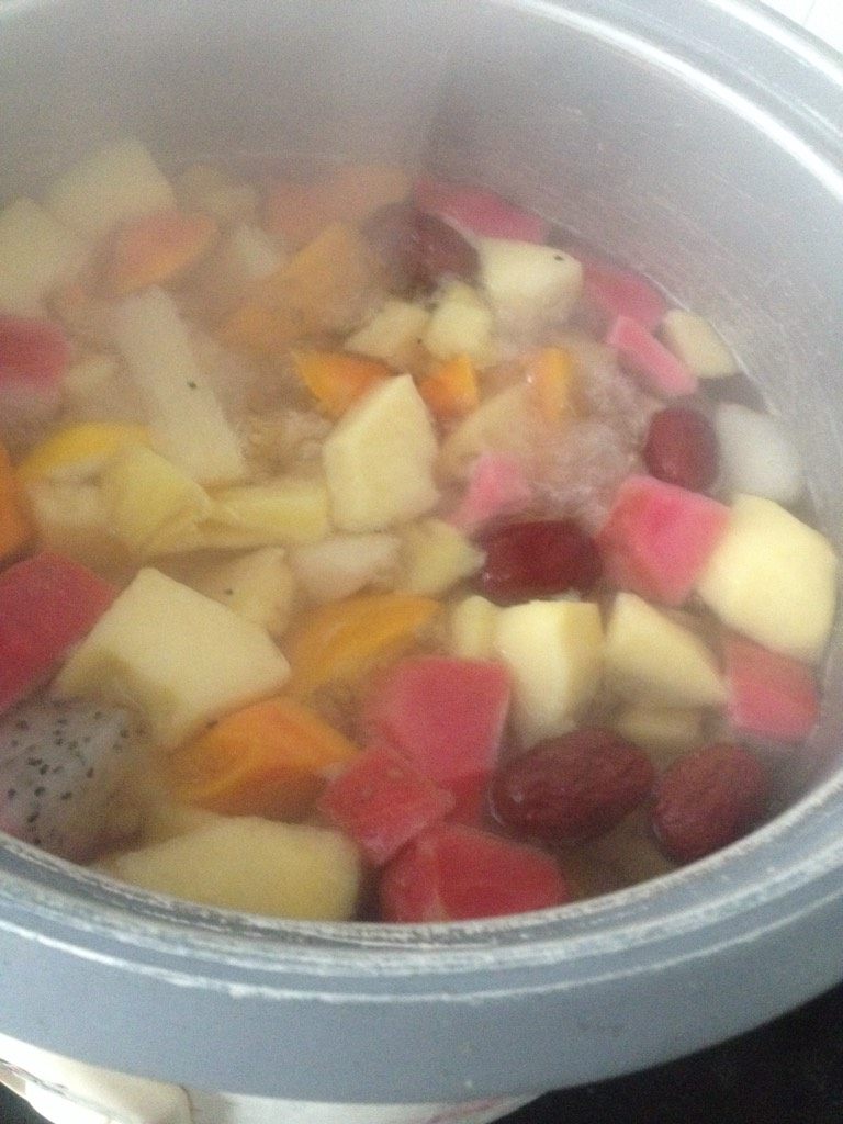 水果羹,水开后中火煮15分钟,放入适量的<a style='color:red;display:inline-block;' href='/shicai/ 866'>冰糖</a>即可出锅