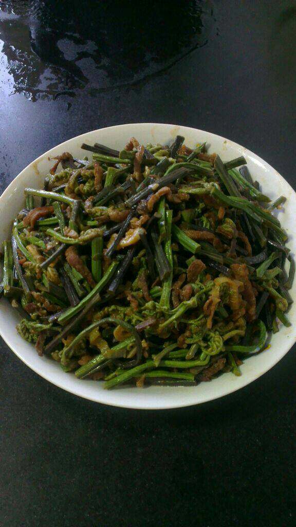 蕨菜炒肉丝,盛盘即可!
