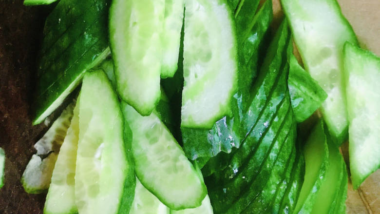 青瓜炒意面,<a style='color:red;display:inline-block;' href='/shicai/ 3581'>青瓜</a>切片