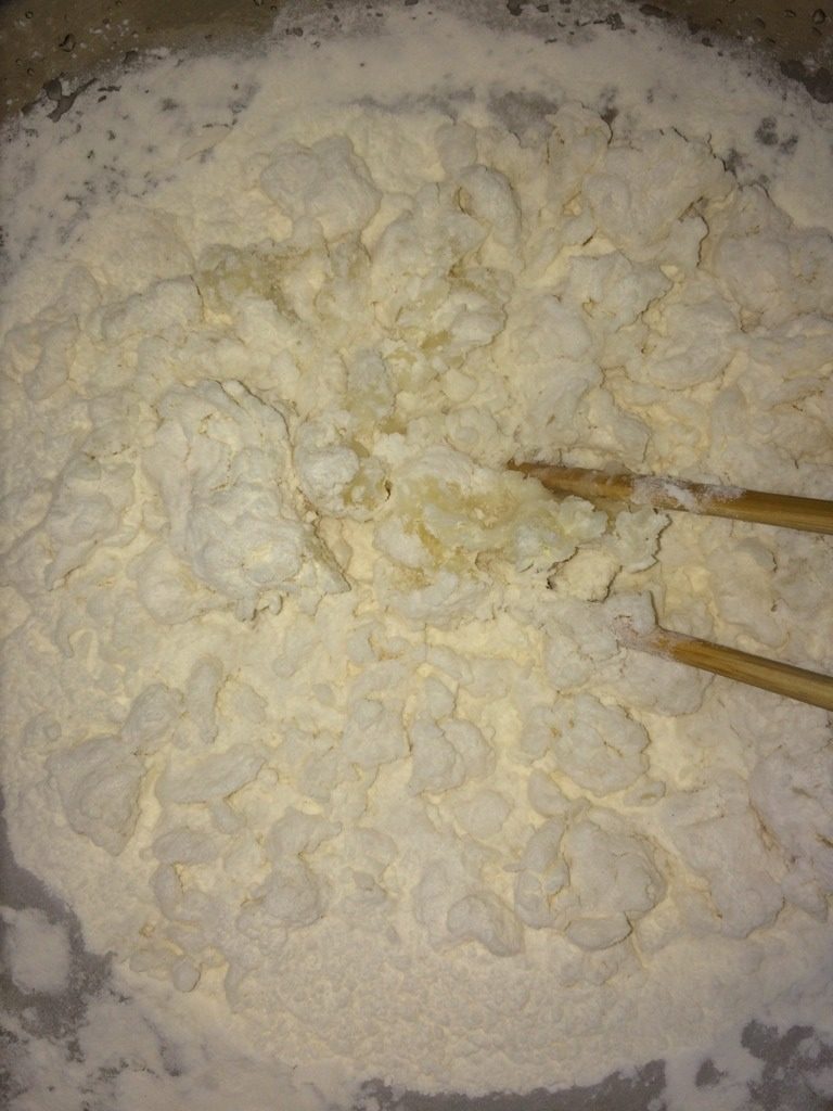 素韭菜盒,用开水浇在面粉上,用筷子搅拌,稍凉后用手和成面团,盖好,醒20分钟