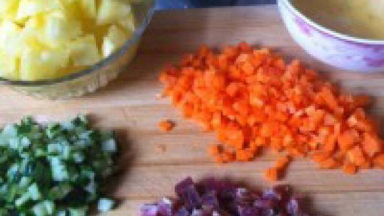 东南亚美食  菠萝饭,<a style='color:red;display:inline-block;' href='/shicai/ 25'>胡萝卜</a>、<a style='color:red;display:inline-block;' href='/shicai/ 54'>黄瓜</a>、<a style='color:red;display:inline-block;' href='/shicai/ 436'>腊肉</a>、切丁。鸡 蛋打散，加盐少量<a style='color:red;display:inline-block;' href='/shicai/ 720'>胡椒粉</a>。备用！ 菠萝切丁，用盐水泡一下，再用水 冲一遍，备用！