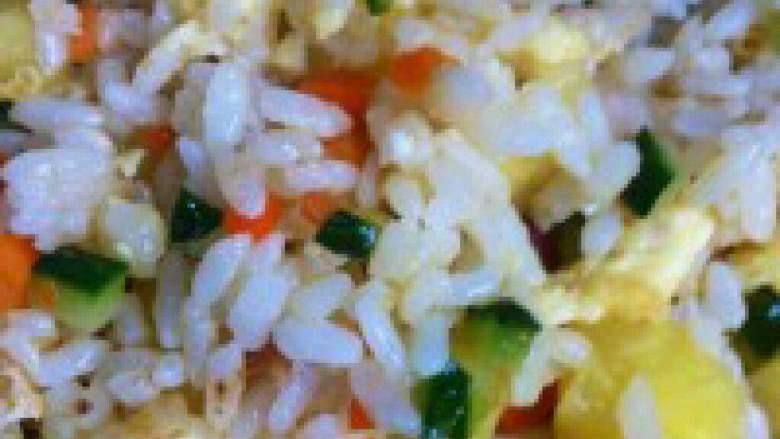 东南亚美食  菠萝饭,锅里放油，放入米饭。等米饭炒 松后加适量盐，铺上蛋液。等蛋液 凝固了，翻炒。