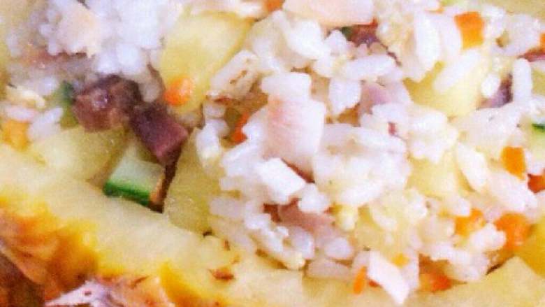 东南亚美食  菠萝饭,最后到入炒好的胡萝卜、菠萝。 盛在菠萝盅里。