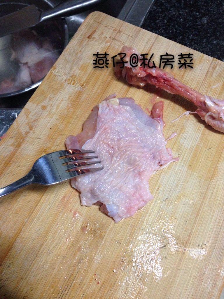 日式照烧鸡腿饭,如图<a style='color:red;display:inline-block;' href='/shicai/ 92'>鸡腿</a>去骨，用叉子在鸡皮上，刺几下，预防鸡皮收缩。