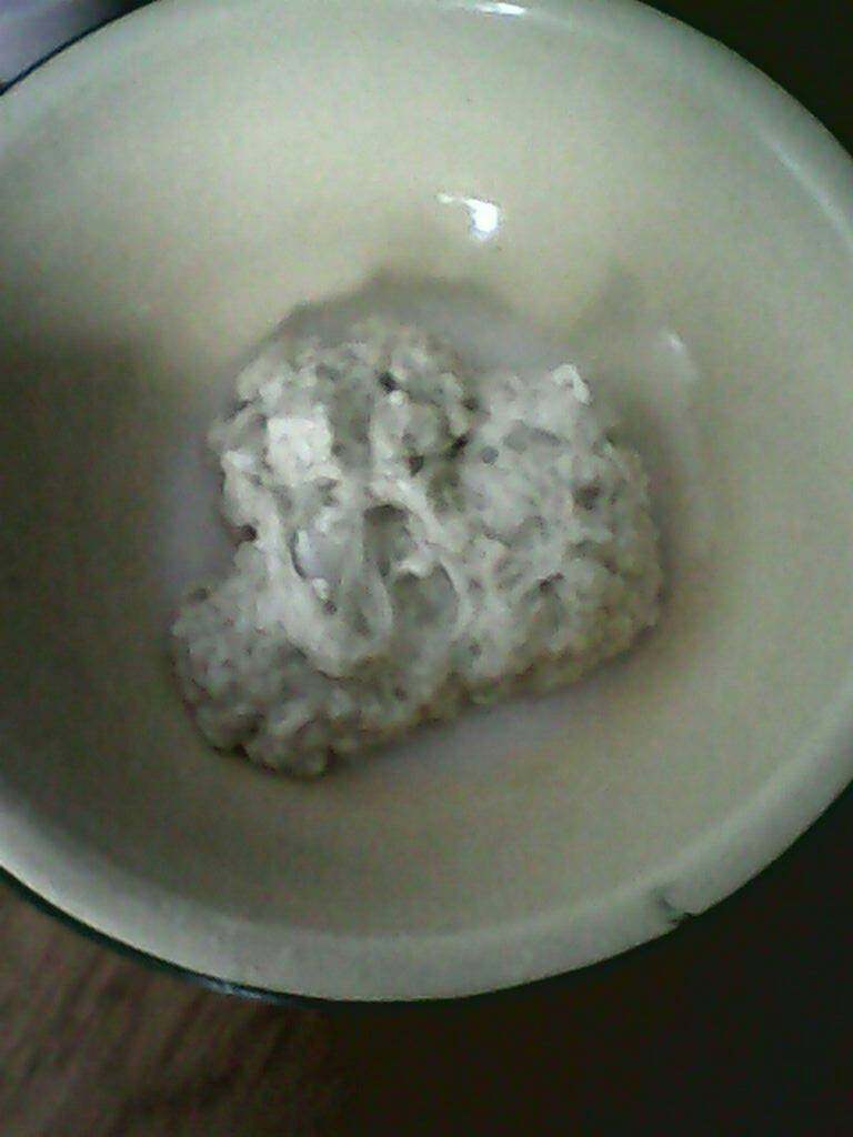 凉皮,把面团放水里洗啊洗，洗啊洗，洗出的面筋，换水再洗，洗到没有面浆，水清为好，面筋如图，入锅蒸熟