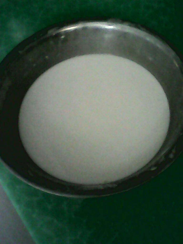 凉皮,洗出来的面浆沉淀三个小时，把水浆分离剩下的就是澄面了。把面浆盛一大勺放到平底盘里入锅蒸，起大泡就好了，都蒸好后切一指宽的条，面筋切小块