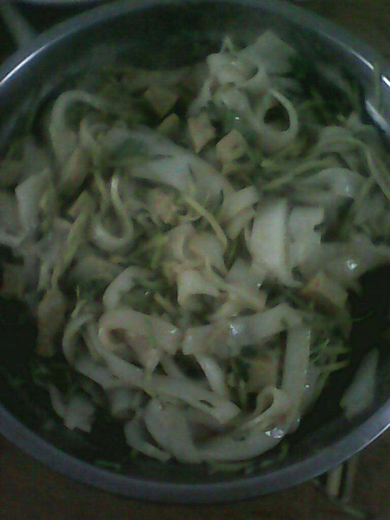 凉皮,蒜切末，葱切花，<a style='color:red;display:inline-block;' href='/shicai/ 131'>香菜</a>切段，都放入盆里，把调料都加进去拌匀，装盘即可