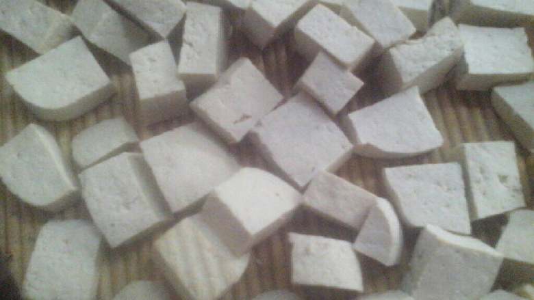 自制臭豆腐,<a style='color:red;display:inline-block;' href='/shicai/ 465'>豆腐</a>切块晾1到3天，有点干皮好