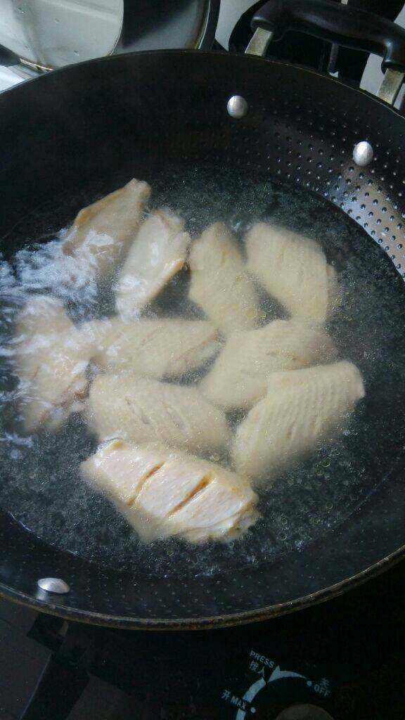 红烧鸡翅,放入开水中焯一下，去血水
