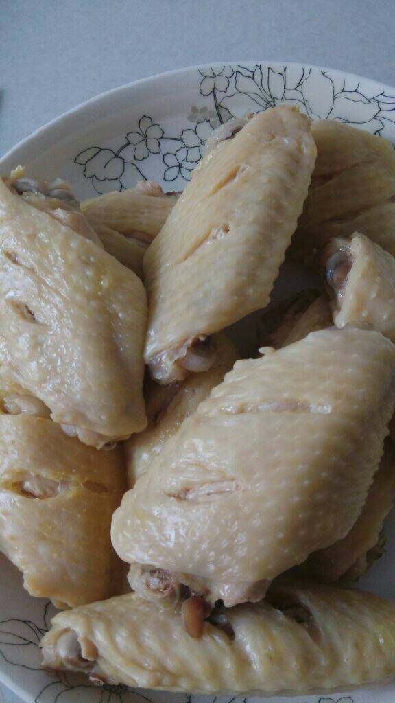 红烧鸡翅,拿出凉凉，用厨房用纸吸去表面多余水份