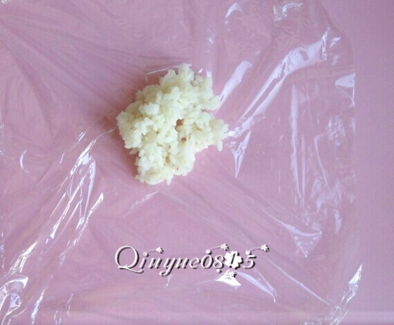 鱼子酱军舰寿司,取适量米饭用保鲜膜包裹住,揉成长椭圆形饭团。