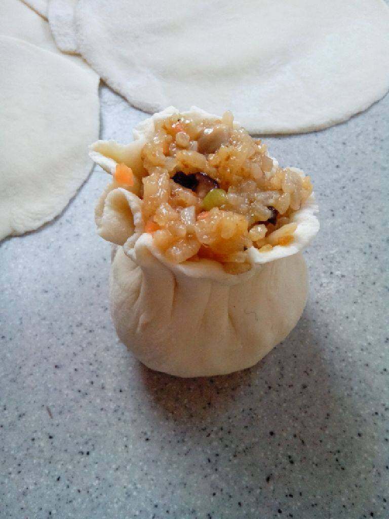 香菇烧卖,然后就可以开始包烧卖了,料足才好吃哦!