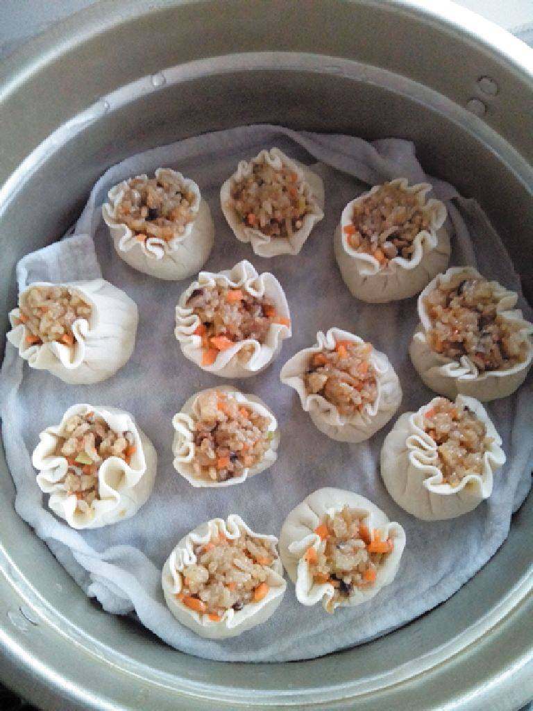 香菇烧卖,琢磨着总算包完了,冷水起锅,大火蒸上气,改中火蒸20分钟左右 ,关火焖三分钟