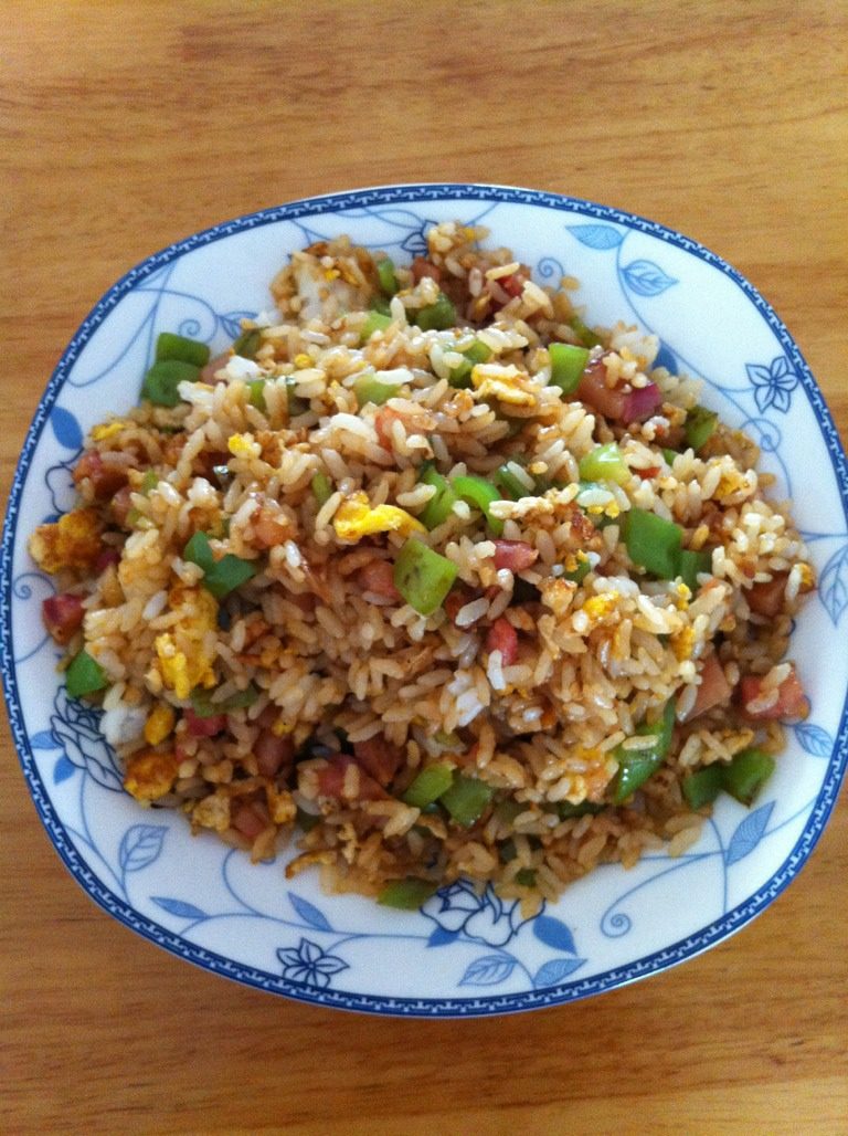 尖椒鸡蛋香肠炒米饭，美味看得见…
