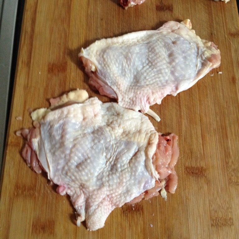 照烧鸡腿,用刀背拍松鸡腿肉,再用牙签在鸡皮上扎些小孔,以免缩皮
