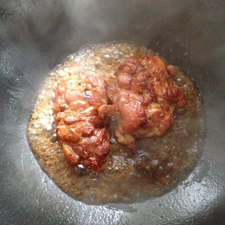 照烧鸡腿,倒入酱汁,不断搅动
