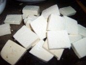 锅塌豆腐,将豆腐洗净沥干,切成0.6厘米厚、3.3厘米见方的块