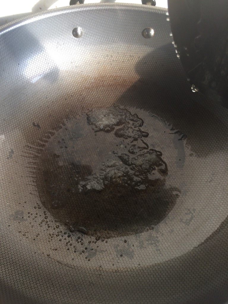 魔芋烧鸭子,如图炒锅烧热,加入油,两茶匙白糖炒糖色