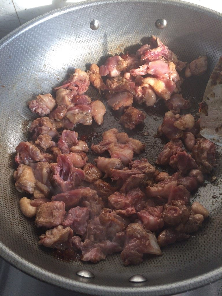 魔芋烧鸭子,如图待糖完全融化起泡后迅速搅拌下入鸭肉,快速翻炒,至鸭肉中的油脂炒出后加入少许豆瓣酱,生姜,花椒粒翻炒,我加了泡菜里的生姜和泡椒,去腥,解腻