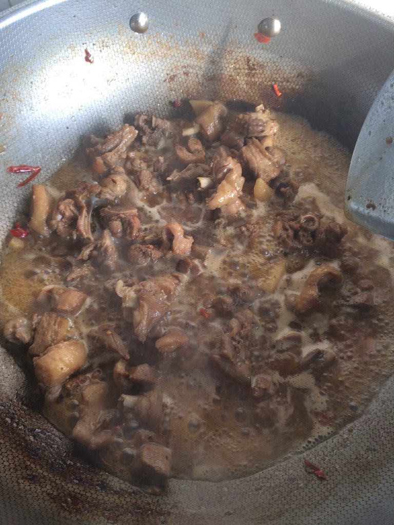 魔芋烧鸭子,如图超出香味后加入料酒,一碗约两百毫升清水,加入胡椒粉炖煮