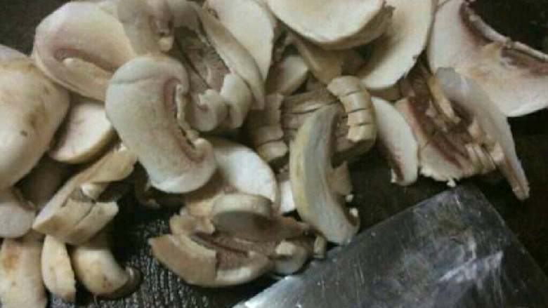 荷兰豆口蘑溜肉片,荷兰豆选掉茎后，过沸水。 口蘑洗净切小块