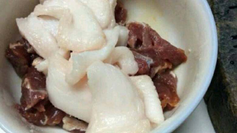 荷兰豆口蘑溜肉片,肉肉切片，下面的瘦肉用淀粉腌会