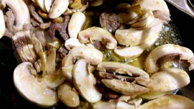 荷兰豆口蘑溜肉片,锅内放油，肥肉放进去炸。 炸好后，加瘦肉！ 加入口蘑一块炒