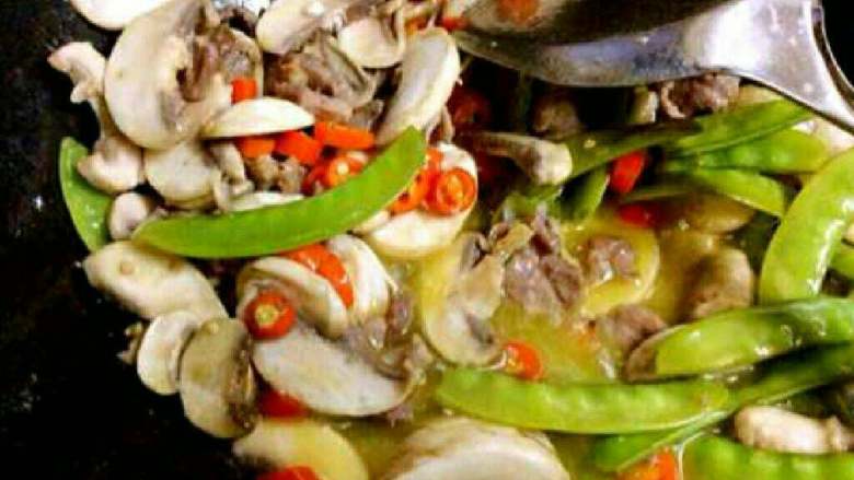 荷兰豆口蘑溜肉片,稍微炒会，口蘑会出汁水，再放入荷兰豆和红椒圈