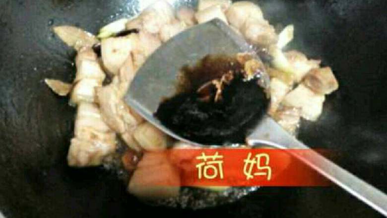 红烧五花肉,放1勺生抽大半勺老抽,炒翻上色,再加一点点醋,只一点点哈