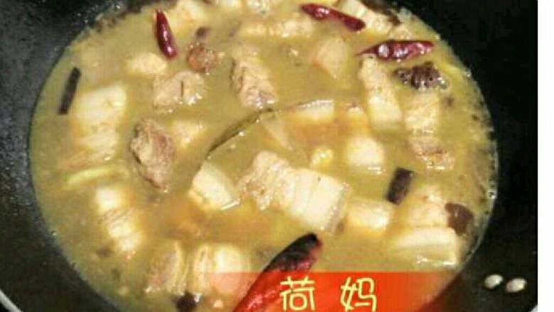 红烧五花肉,最后放温水,没过五花肉,烧开转小火焖