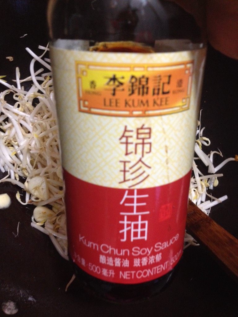 素炒豆芽,如图加入生抽